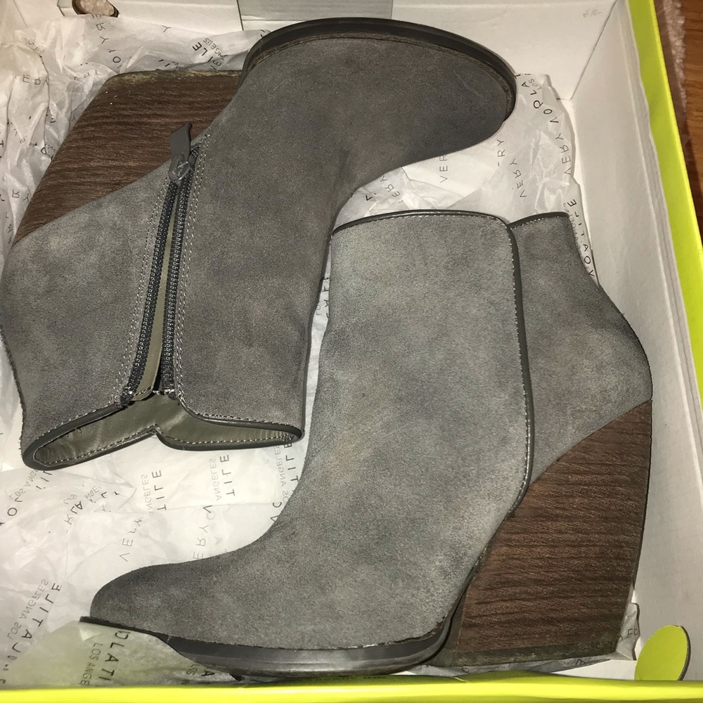 Very Volatile Whitby Charcoal Wedge Bootie sz 6